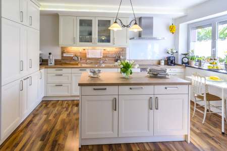 Cocina a medida en madera de color blanco de Carpintería Galaroza