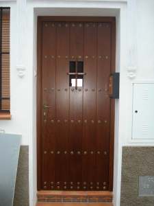 Puerta de madera de castaño de Carpintería Galaroza