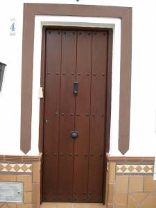 Puerta de madera de castaño de Carpintería Galaroza