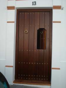 Puerta de madera de iroko de Carpintería Galaroza
