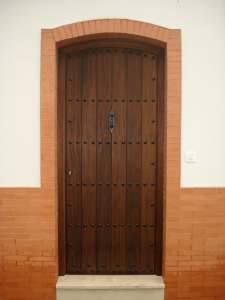 Puerta de madera de iroko de Carpintería Galaroza