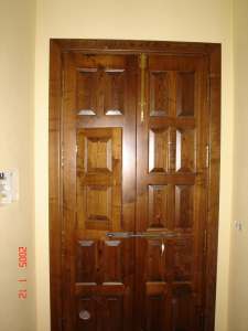 Puerta de madera de castaño de Carpintería Galaroza