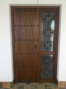 Puerta de madera de castaño de Carpintería Galaroza