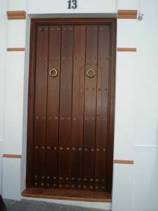 Puerta de madera de iroko de Carpintería Galaroza