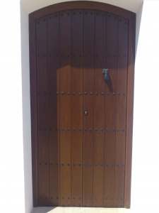 Puerta de madera de castaño de Carpintería Galaroza