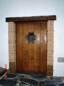 Puerta de madera de castaño de Carpintería Galaroza