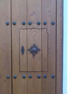 Detalle de postigo en puerta de madera de Carpintería Galaroza